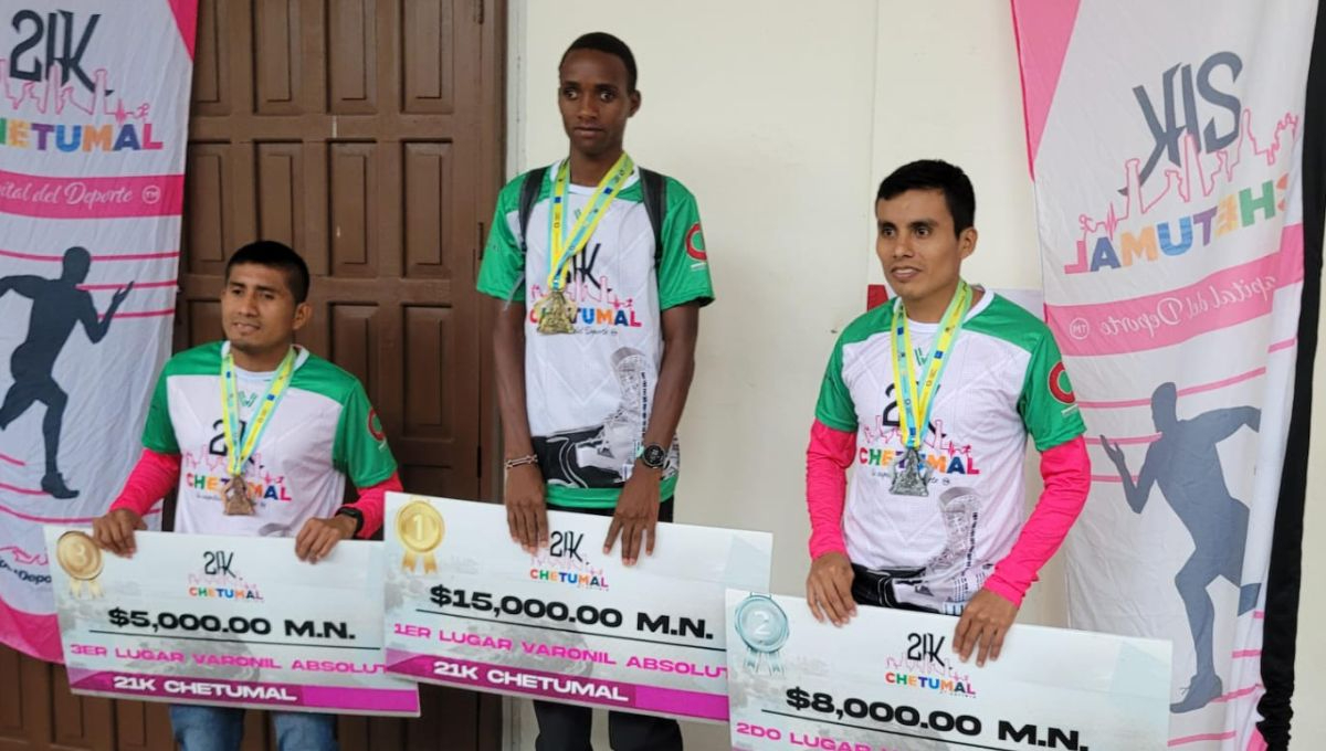 Podio masculino del Medio Maratón en Chetumal