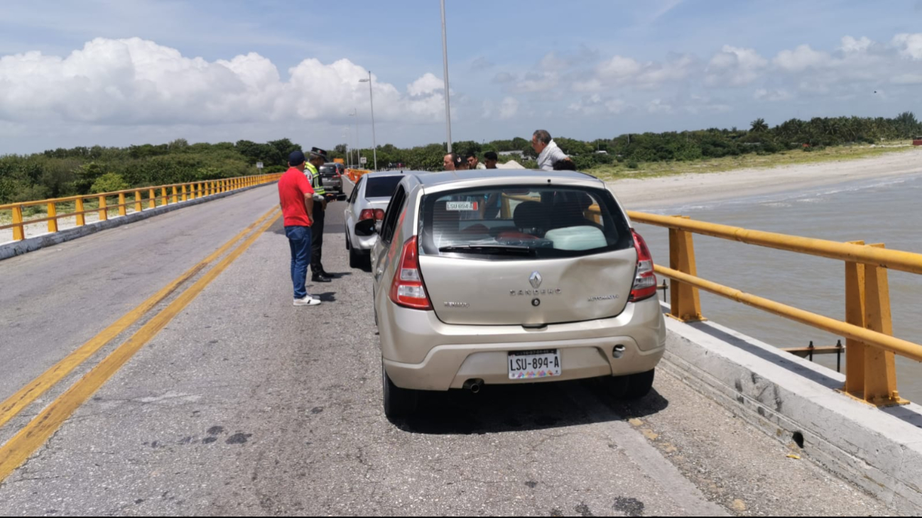 Se registra una carambola de tres unidades sobre el puente Zacatal