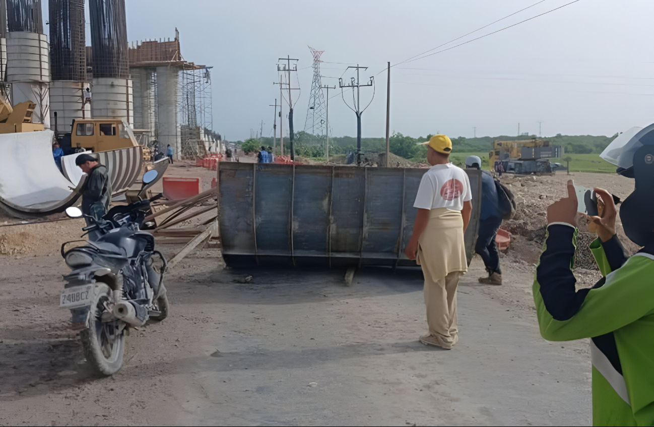 Trabajadores del Tren Maya bloquean carretera Chetumal-Xul-Há