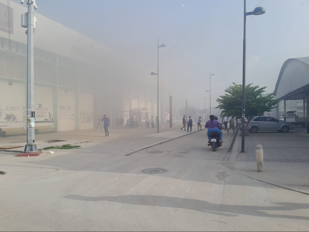 Se incendia puesto de ropa en el mercado municipal de Escárcega