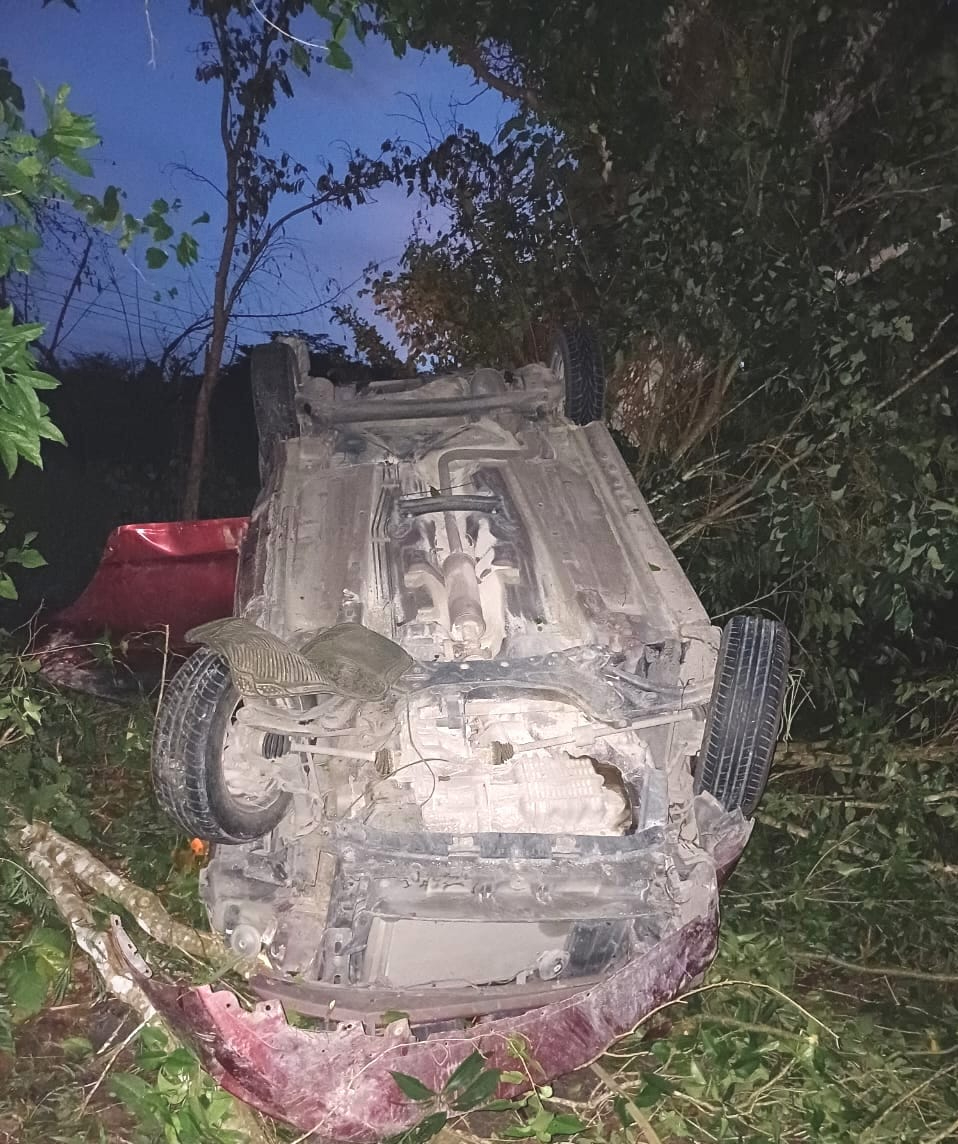 El coche terminó volcado la  entre la maleza, de la carretera federal Villahermosa- Escárcega