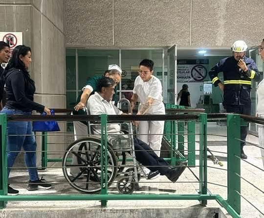 El IMSS activó un protocolo de seguridad y avisó a los bomberos y Protección Civil, quienes liberaron a los pacientes sin lesiones.