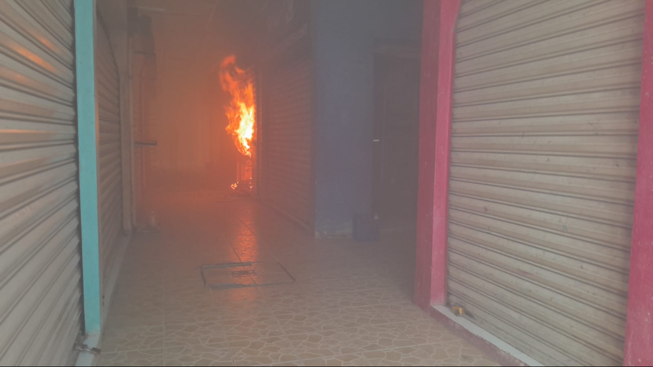 El incendio, aparentemente provocado por un corto circuito, fue sofocado por ciudadanos con cubetas de agua.