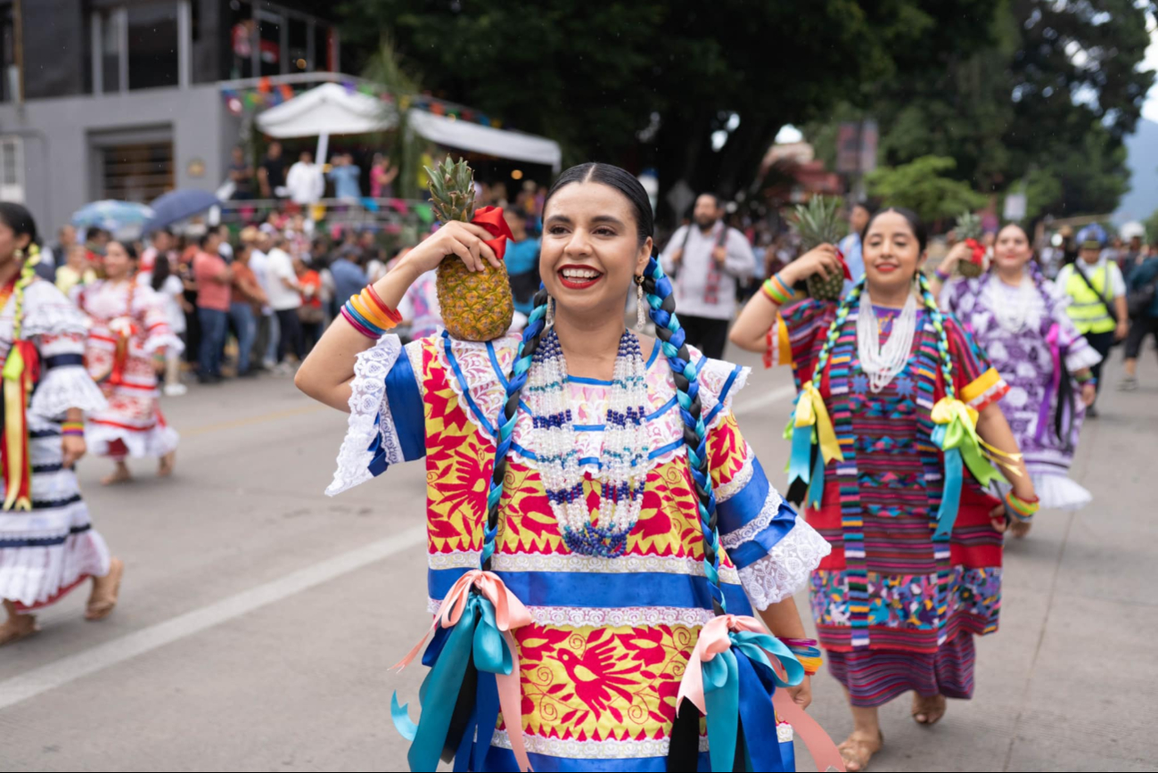 El cuerpo de baile integrado por mujeres maravillan con su coordinación