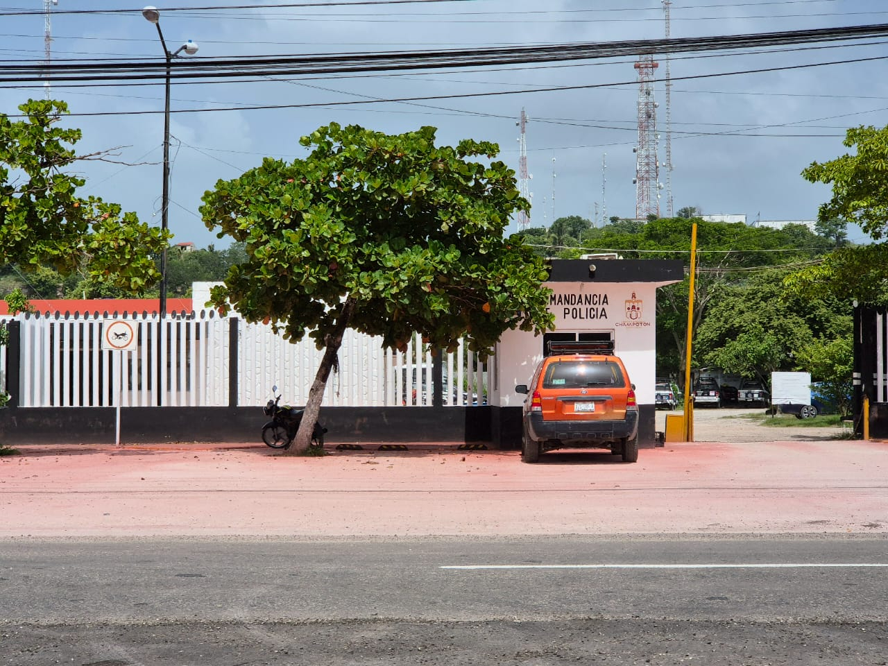 La policía ha guardado silencio, pero se sabe que R.D.M. no se presentó a trabajar y fue dado de baja, perdiendo sus 30 años de servicio.