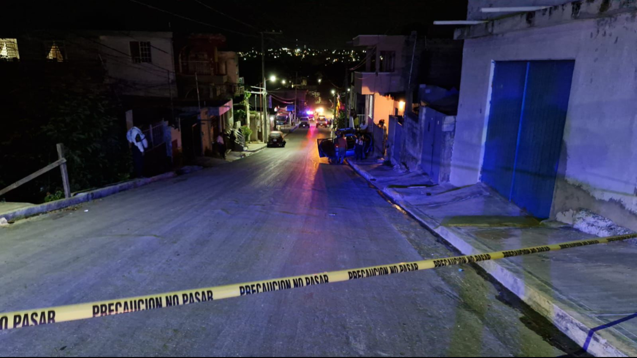 Balean coche estacionado en San Joaquín, Campeche 