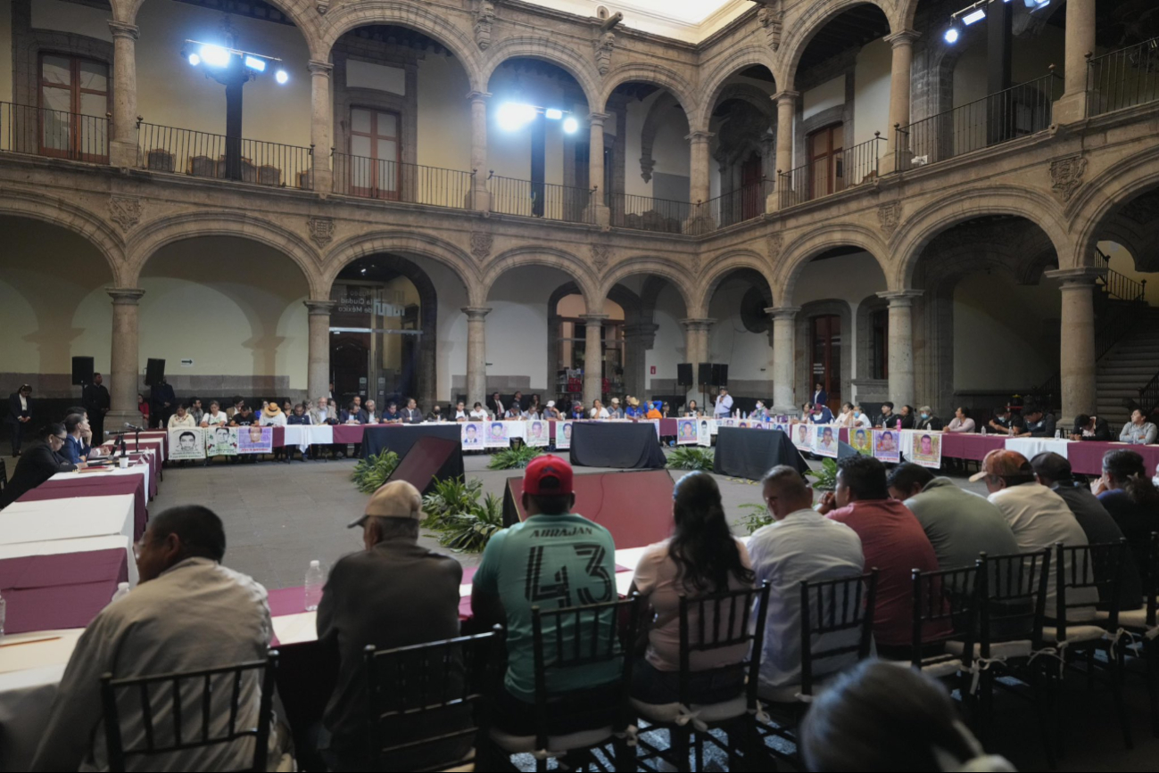 Padres y madres de los normalistas en el Museo de la Ciudad de México