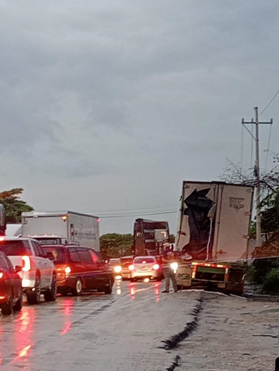 Carretera federal 180, tramo Champotón-Frontera y Carmen-Frontera, en condiciones deplorables.