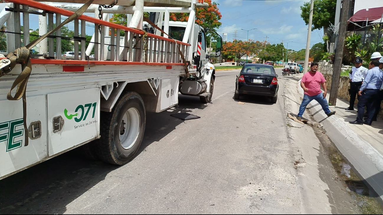 Grúa de la CFE provoca  choque y heridas a una mujer en Campeche