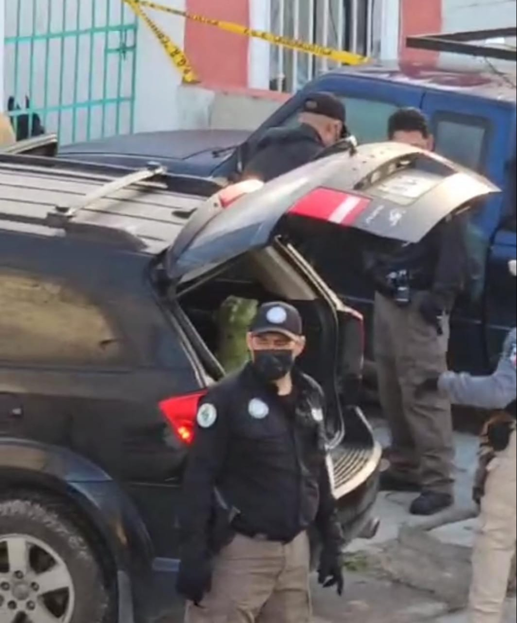 Elementos policiacos realizan la captura de La Patrona