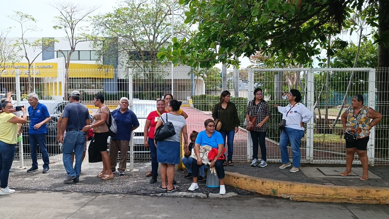 Los extrabajadores explican que les deben de siete a diez quincenas.