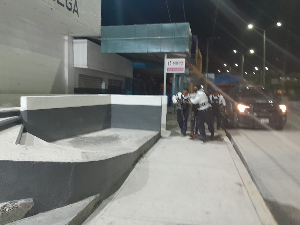 Policías ingresan a los hombres a la Subsede de la FGR en Escárcega