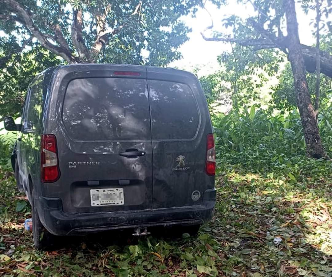 Presuntos delincuentes escaparon, búsqueda en curso por autoridades estatales y federales.