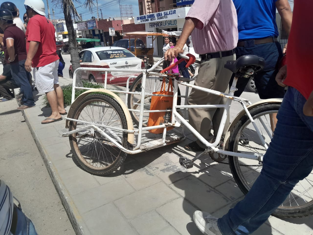 Triciclo se cruza inesperadamente, provocando que el mototaxi pierda el control y choque.