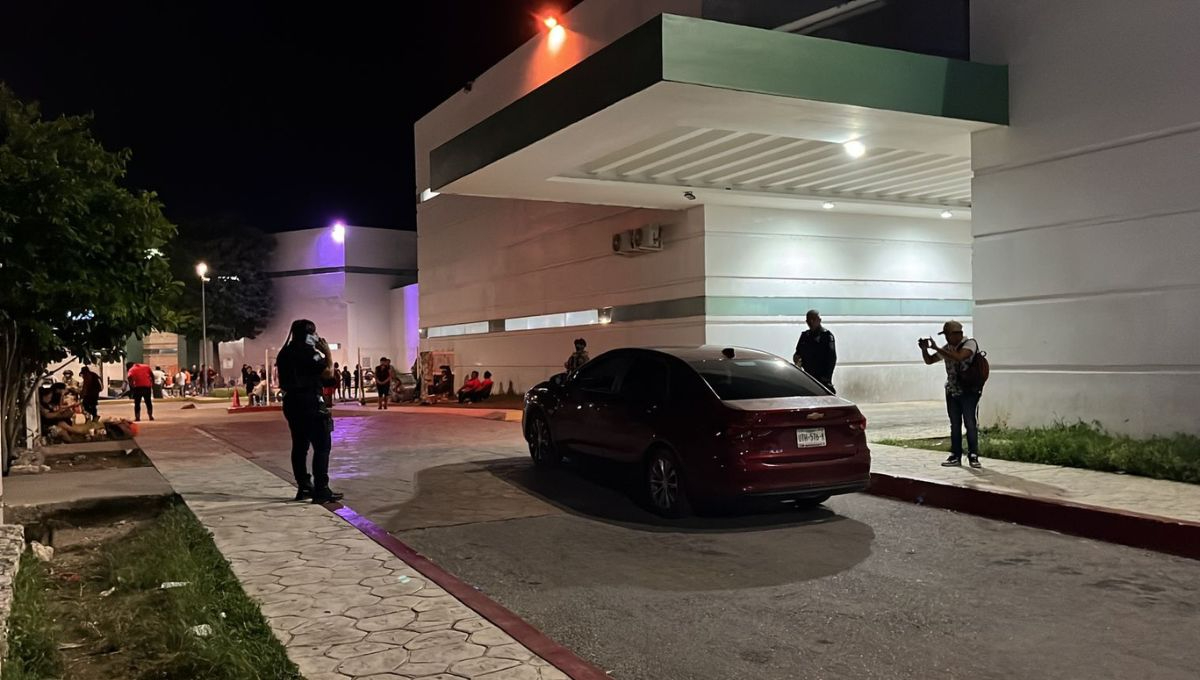 Al automóvil permanece a la entrada del hospital en Cancún