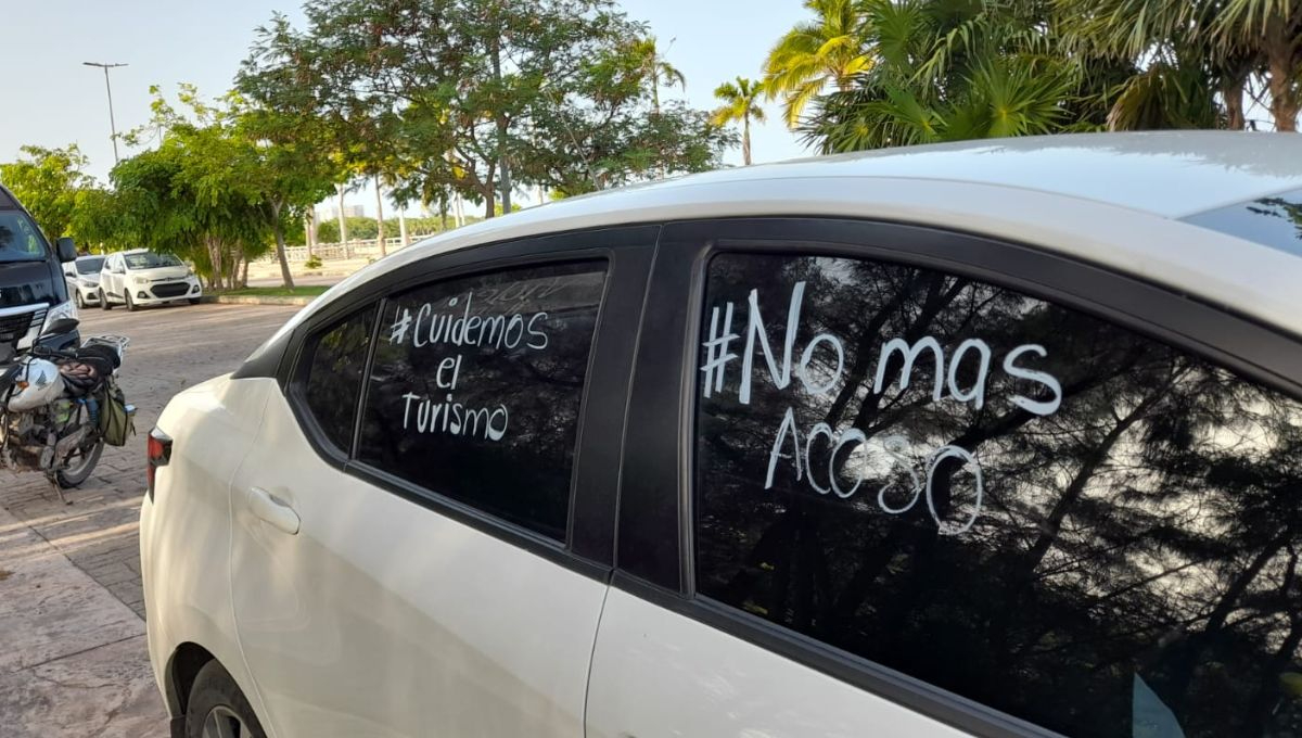 Conductores de Uber se manifiestan contra autoridades del aeropuerto de Cancún