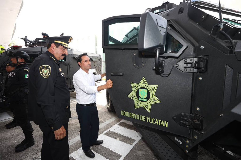 Luis Felipe Saidén y Mauricio Vila inspeccionan una Black Mamba