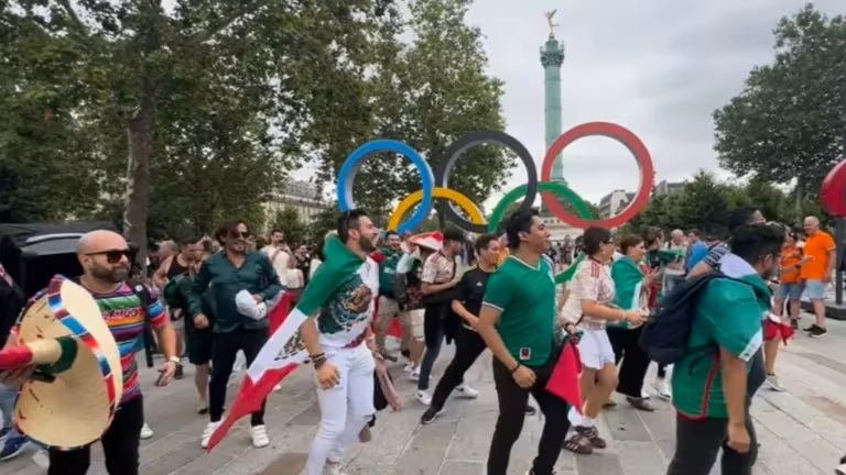 Mexicanos arman fiesta en Metro de París 2024, bailando 'Payaso del Rodeo'