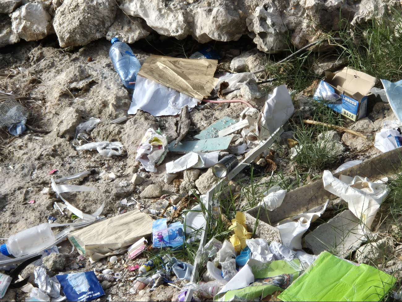 Zona costera llena de basura; ciudadanos culpan a pescadores