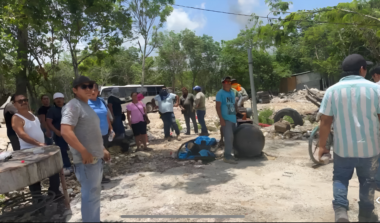 Los vecinos se armaron con piedras para detener el desalojo