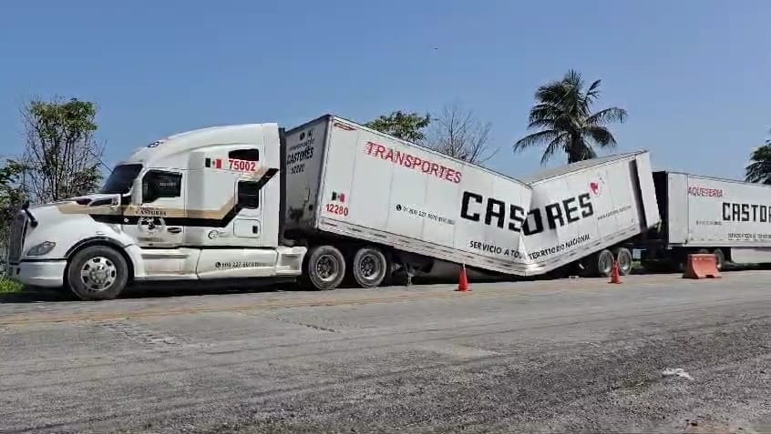 El exceso de carga provocó que la caja de un tráiler de la empresa “Castores” se partiera a la mitad en la carretera Campeche – Carmen.