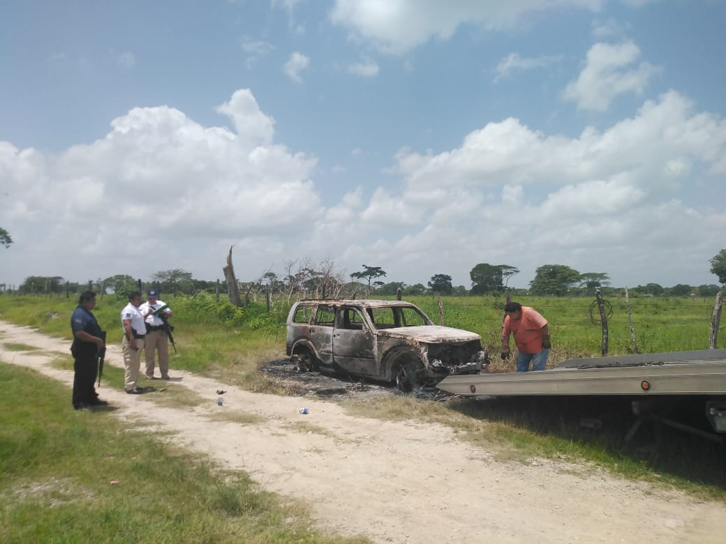 El miércoles por la madrugada, un grupo de amigos discutió y uno de ellos quemó una camioneta en la orilla del estero de Sabancuy.