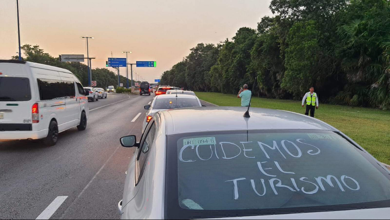 La caravana arrancó en la avenida Bonampak y luego se enfiló al boulevard Colosio.