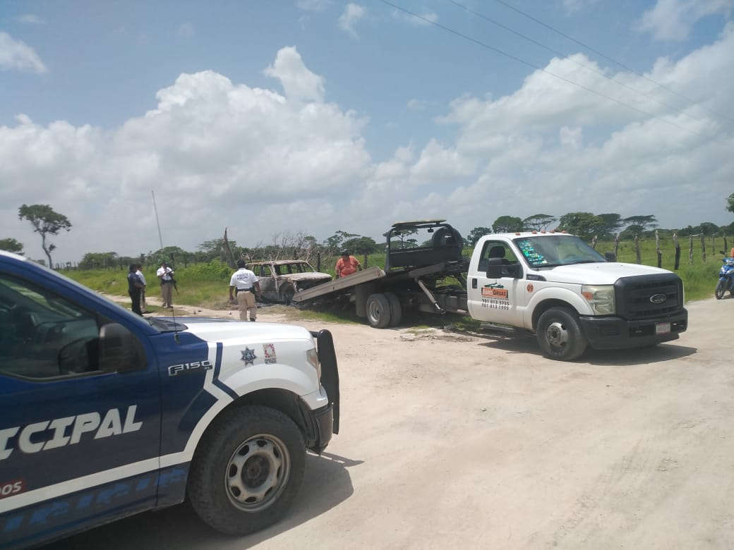 La policía fue informada y una grúa retiró los restos de la camioneta alrededor de las 10:00 horas.