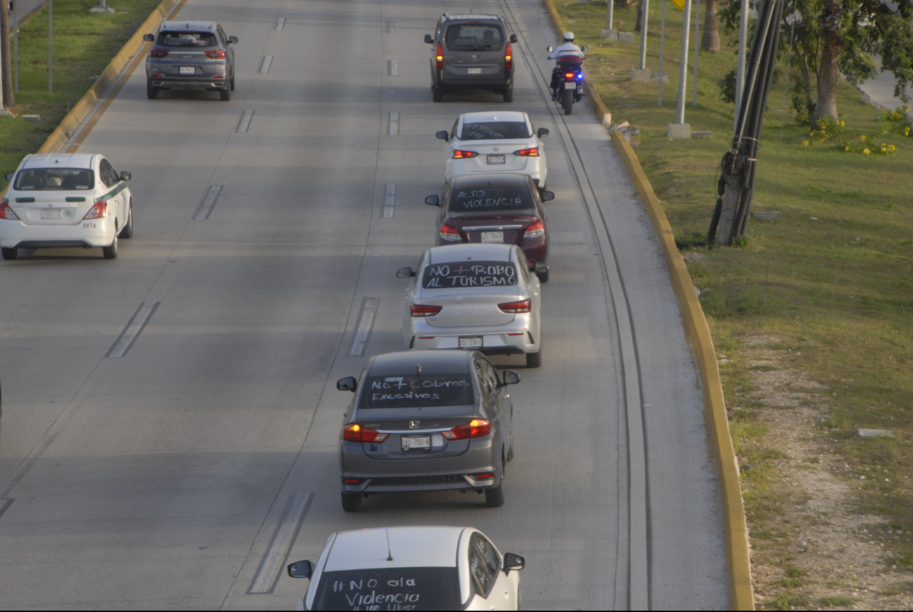 Socios de Uber protestan en el aeropuerto de Cancún por ‘acoso’ de taxistas y autoridades federales