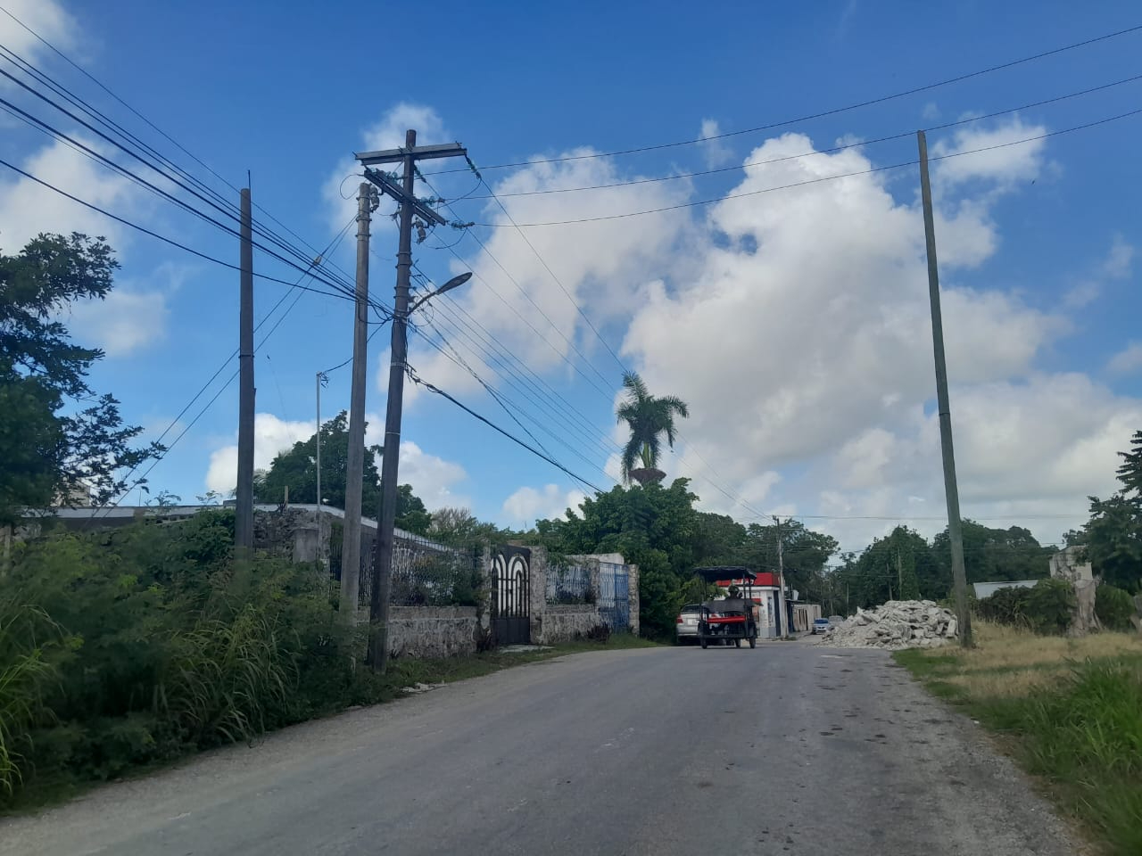 Los vecinos de la colonia se quedaron sin servicio de energía en sus viviendas y calles, representando un peligro para quienes transitan por la zona.