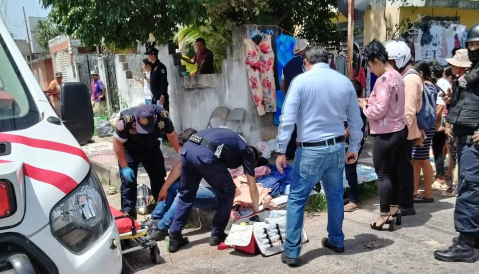 Una motociclista adolescente no respetó su alto al ingresar a la Avenida Primero de Julio y fue embestida.