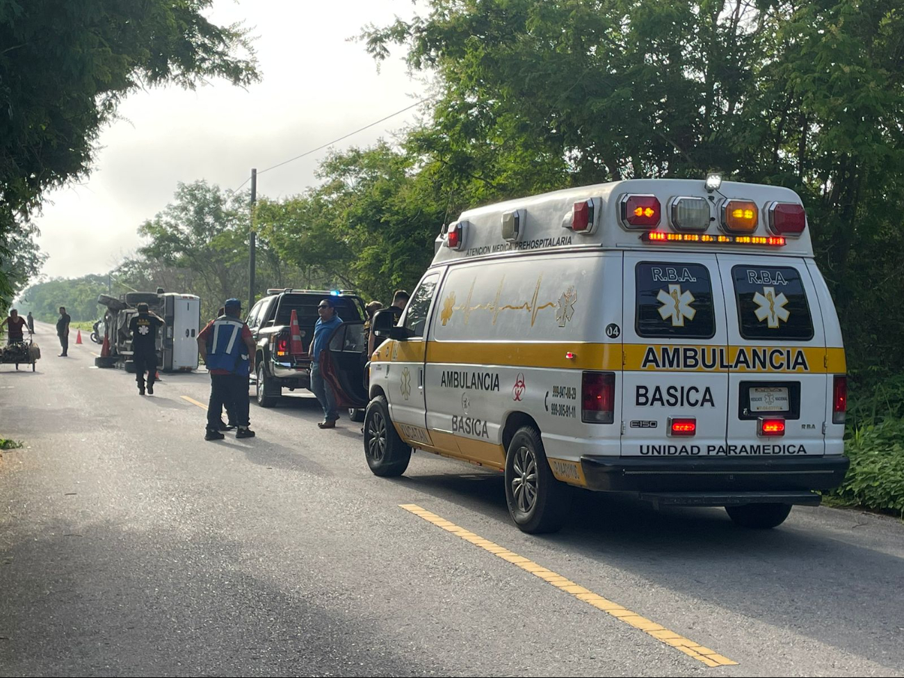 Camioneta vuelca en la vía Sinanché-Yobaín