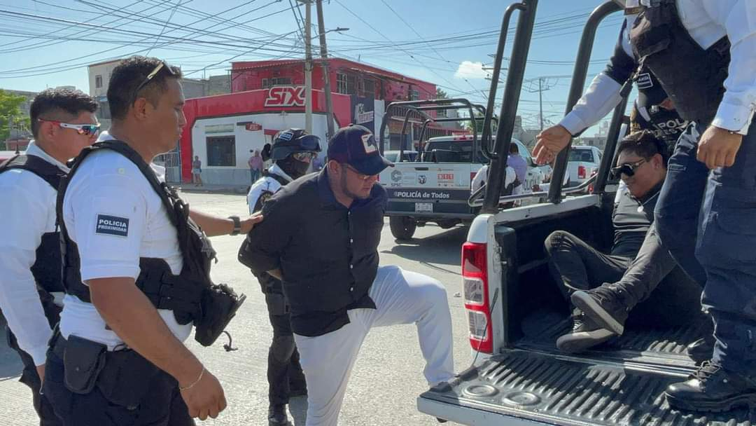 Agentes policiacos aseguran a una persona en la Sección 47