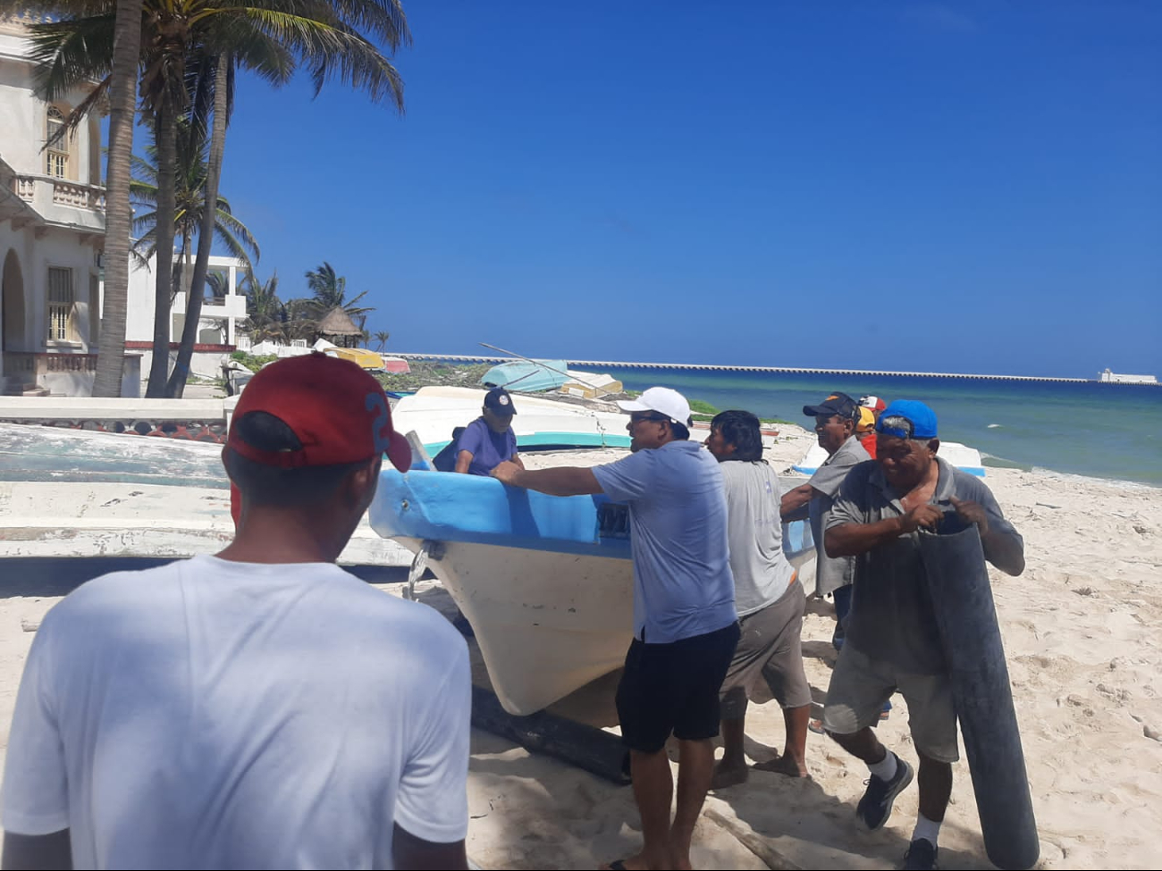 Así fue cómo los pescadores se apoyaron para resguardar su equipo en Progreso