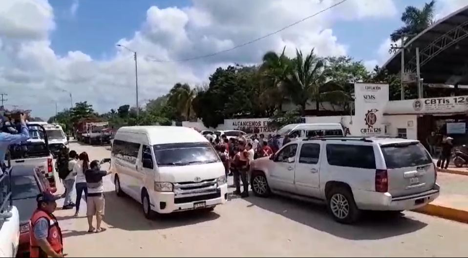 Evacúan a más de 100 familias de Isla Arena, Calkiní, ante alerta naranja por Huracán Beryl 