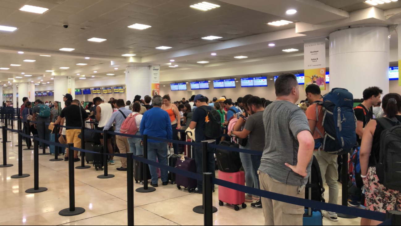 Aeropuerto de Cancún cancela 100 vuelos  por la cercanía del Huracán Beryl