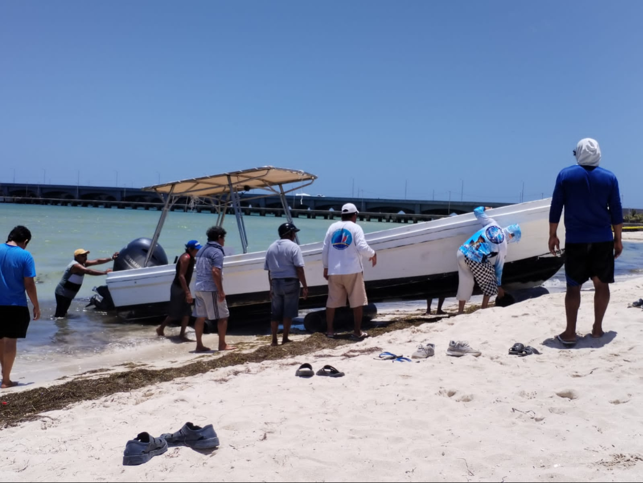 Pescadores de Progreso retiran sus lanchas del mar