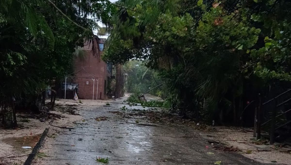 Presidente López Obrador pide extremar precauciones por paso del Huracán Beryl en la Península de Yucatán