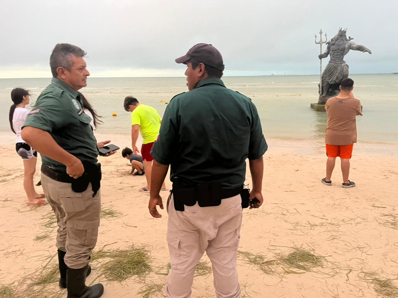 Guardias protegen la estatua de Poseidón en Progreso