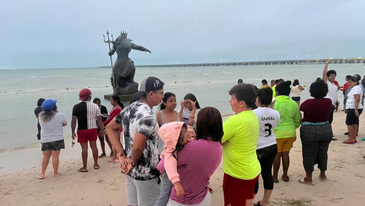 Habitantes de Yucatán visitaron la estatua de Poseidón, tras el Huracán Beryl