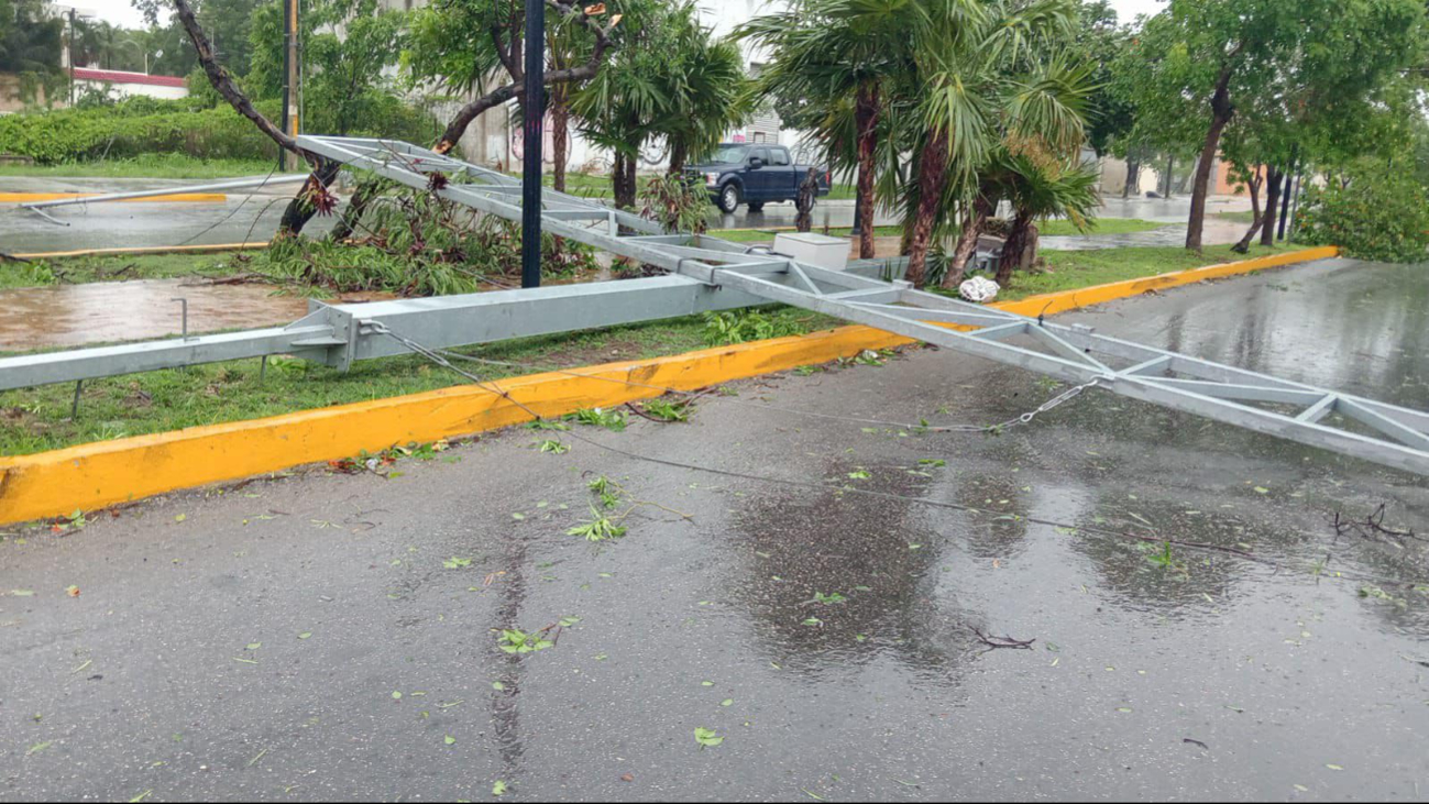 Hay estructuras metálicas caídas en las calles