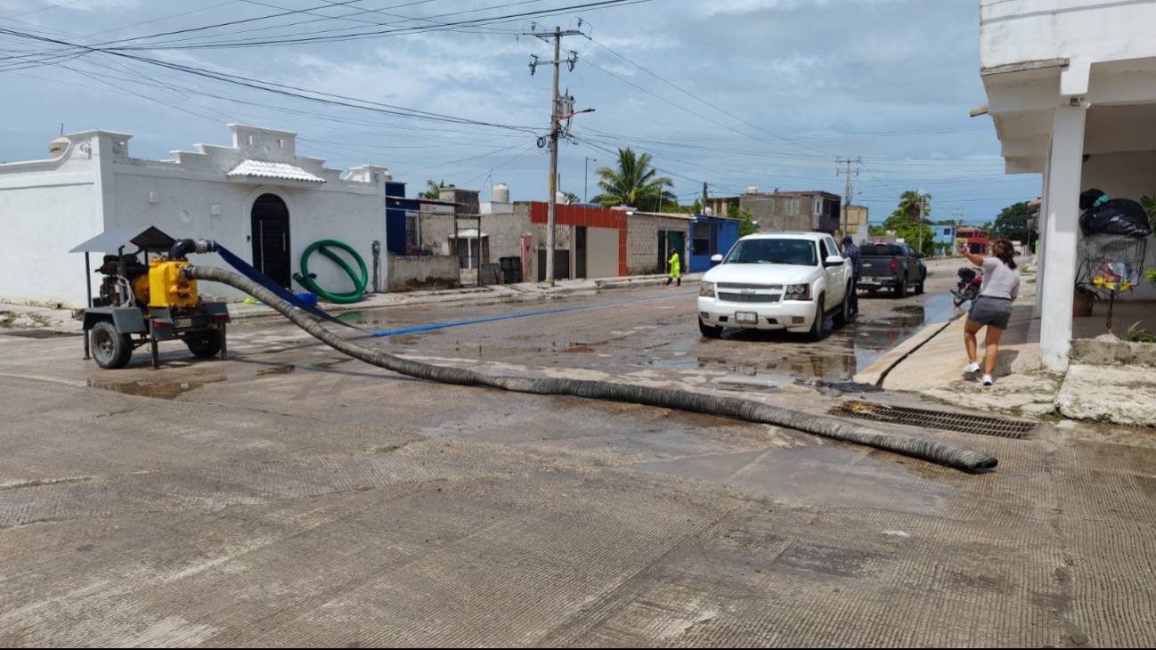 Iniciado desazolve en Siglo XXI por cuadrillas municipales y de la Comisión Nacional del Agua.