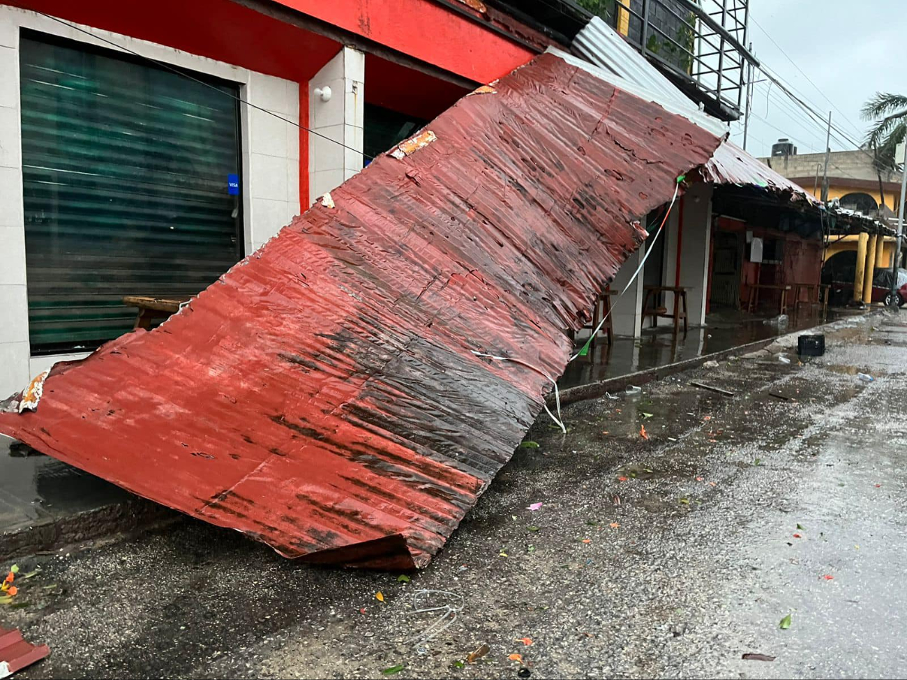 Láminas de restaurantes lucen destruidas en las vialidades