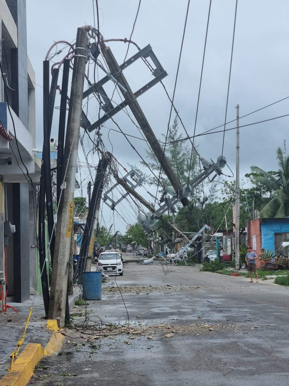 Los postes se encuentran rotos a la mitad