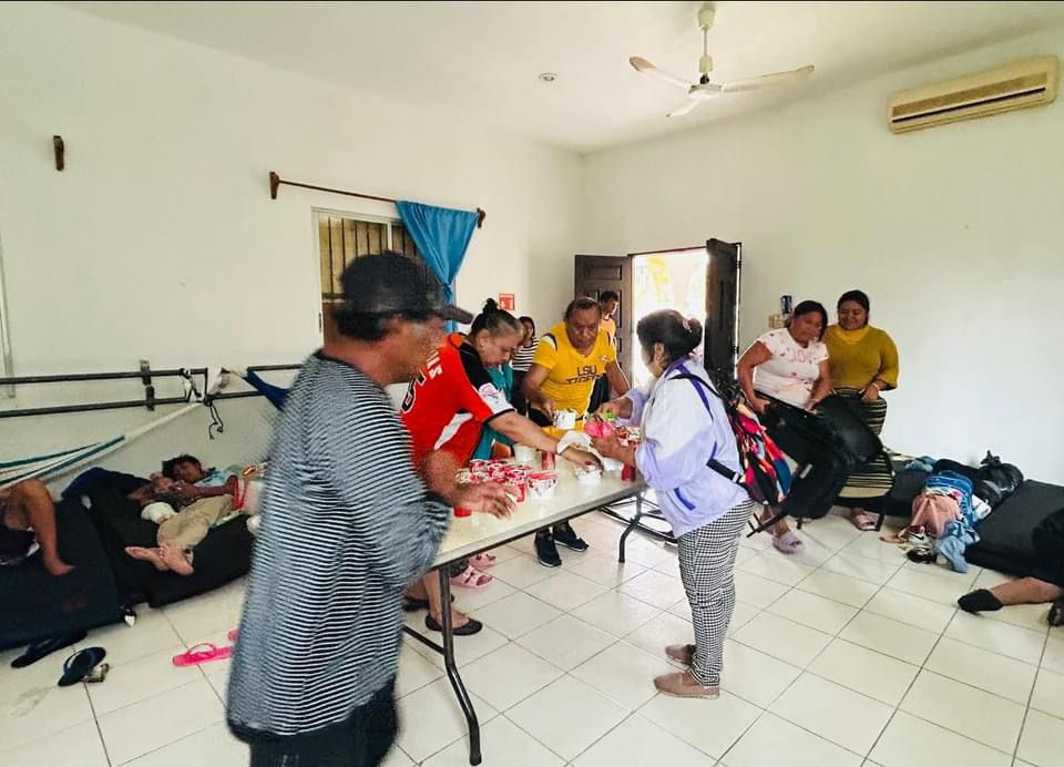 Personas acuden a refugios en Sinanché por Huracán Beryl