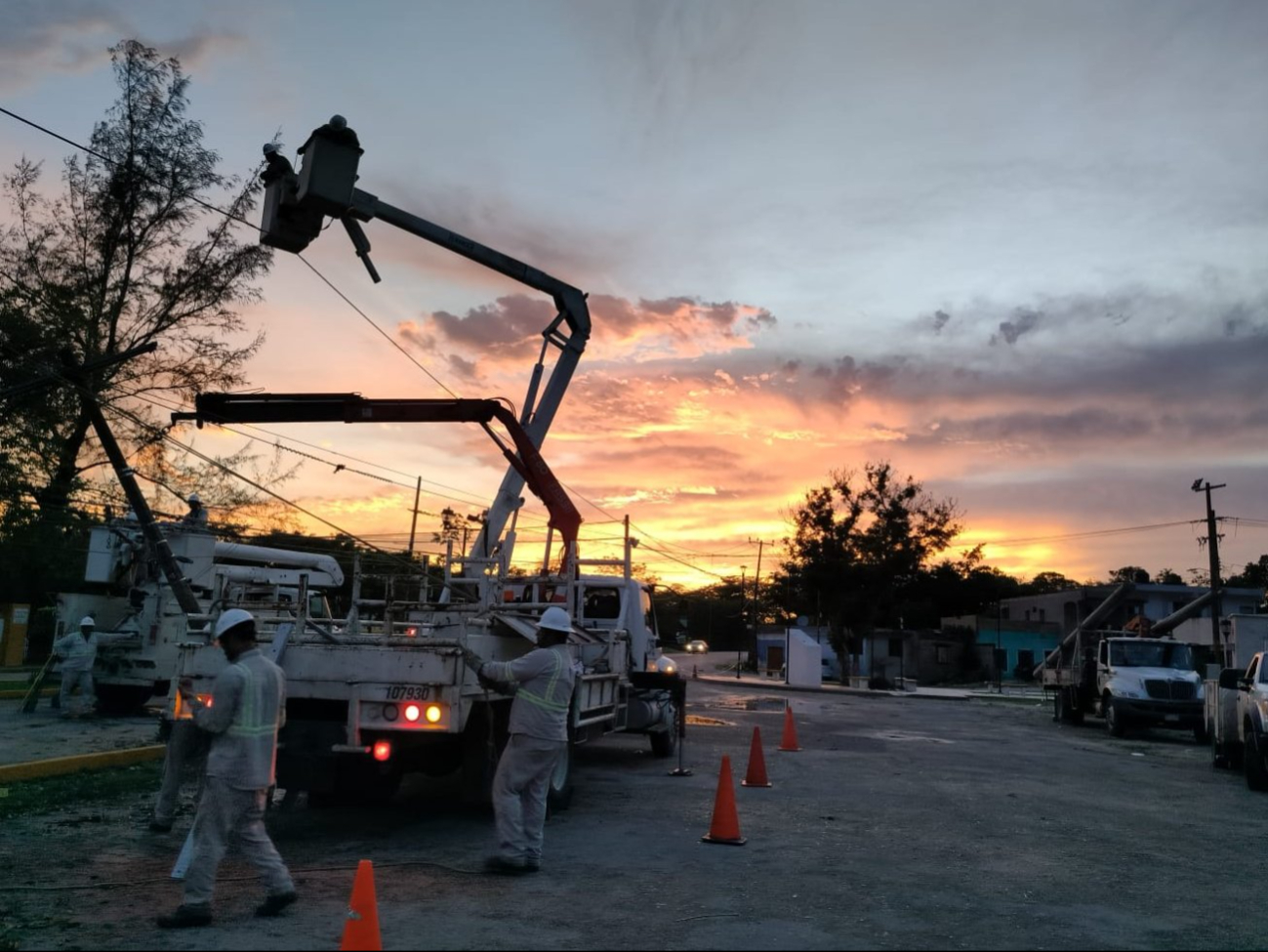 CFE continúa labores para reanudar el servicio eléctrico en Quintana Roo