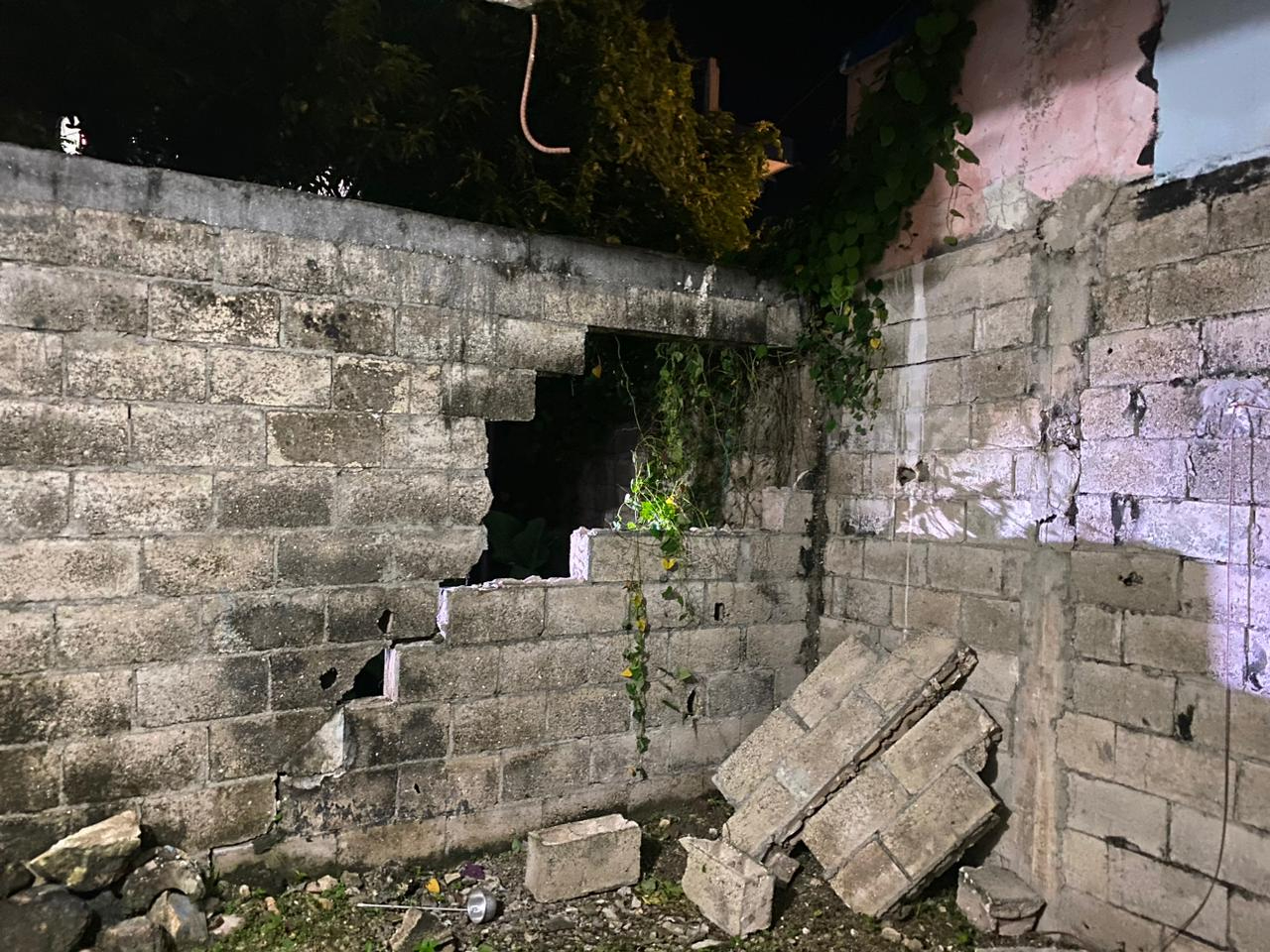 Los hombres rompieron un muro para ingresar a robar