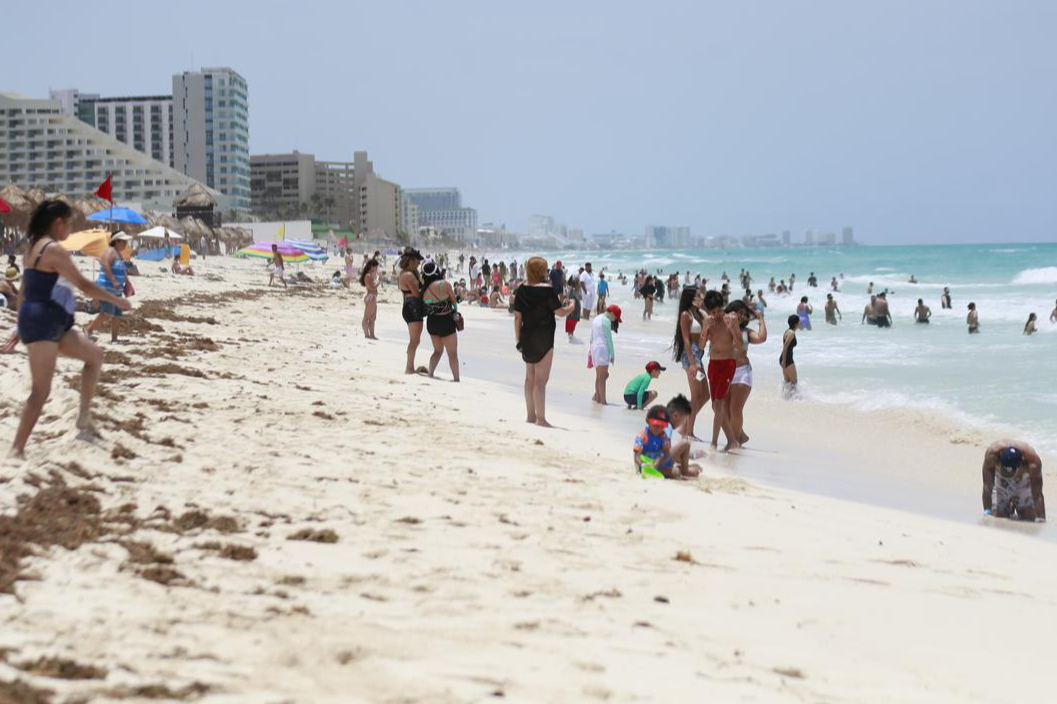 Algunas playas de Cancún se encuentran con insignia amarilla  debido al fuerte oleaje