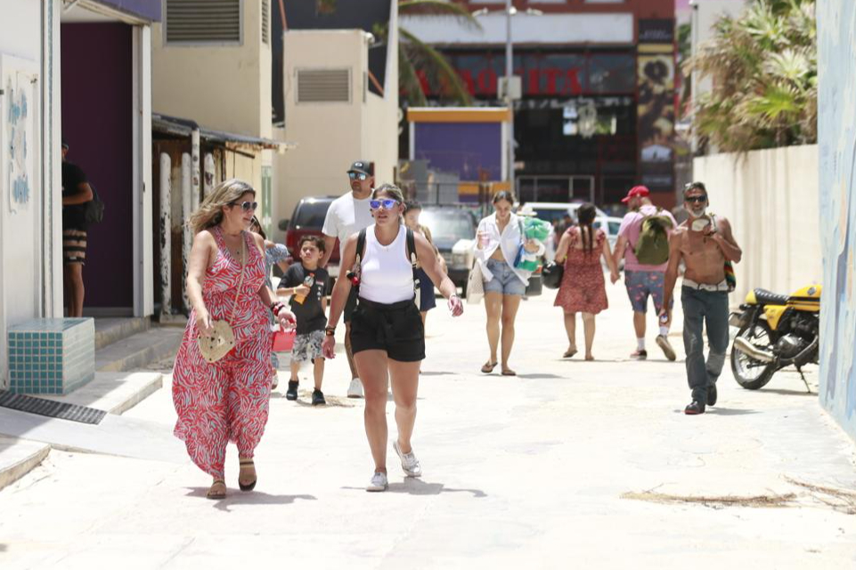 Turistas continúan arribando a las playas