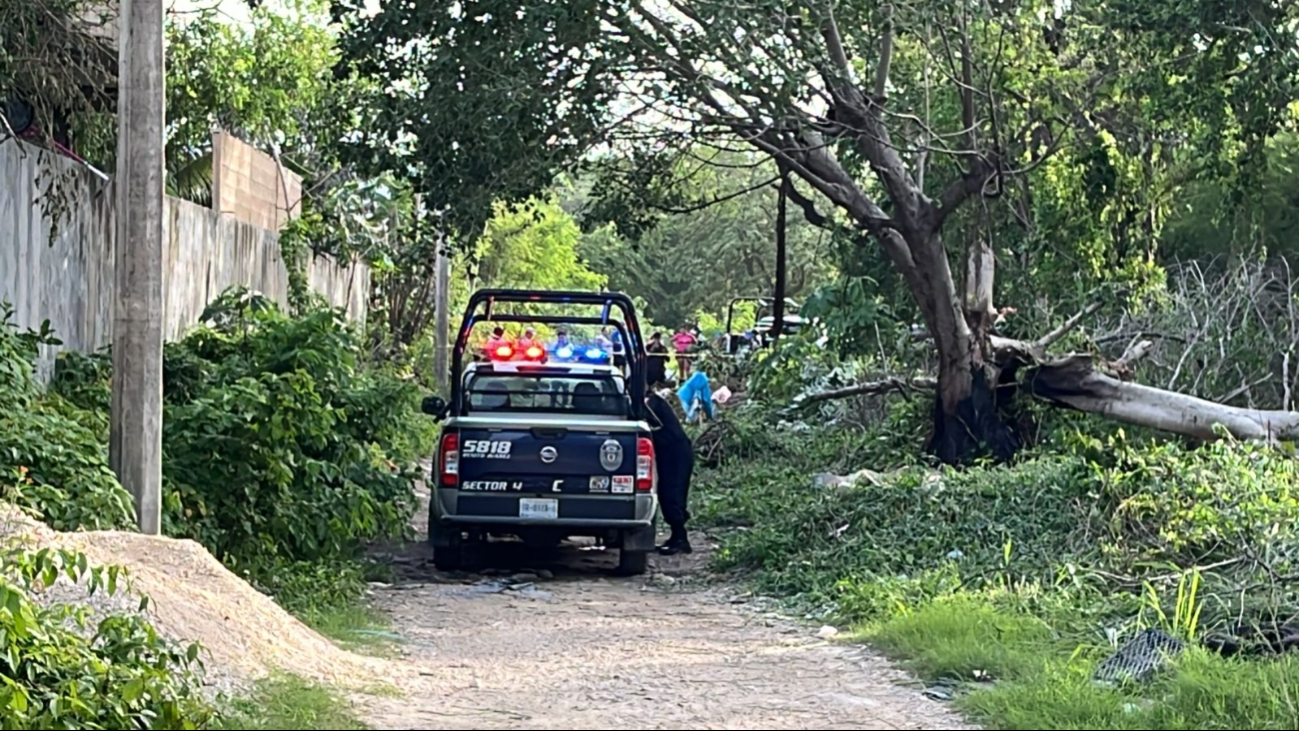 Agentes policiacos arribaron al sitio para constatar el hallazgo